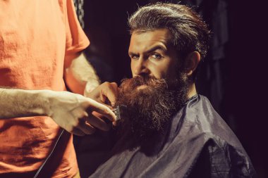 Berber Dükkanı yakışıklı sakallı adam