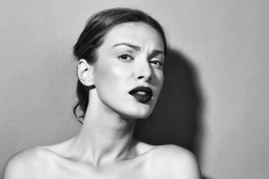 pembe bir arka plan üzerinde güzel bir kız