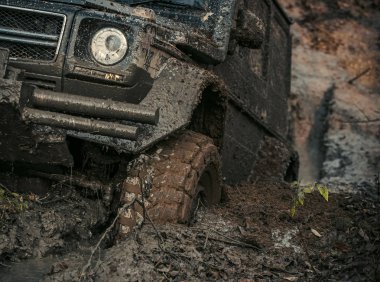 4 x 4 veya 4wd araba tekerlekli çamur içinde
