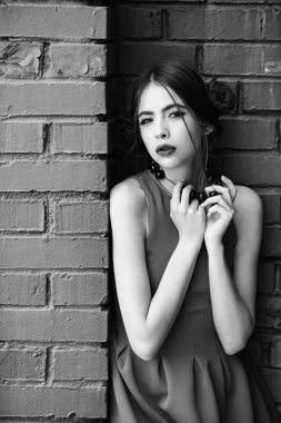 İspanyol kadın moda makyaj ve saç gül çiçek