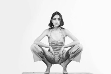 moda kadın iç çamaşırı genel yalınayak oturan uzun saçlı