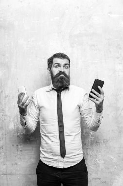 hipster veya sakallı adam karşılaştırmak hareket eden telefon ve smartphone