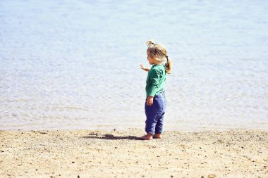 Küçük çocuğa mavi okyanus plaj