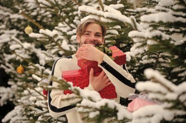 Kar ahşap kırmızı kutuları gülümseyen adam