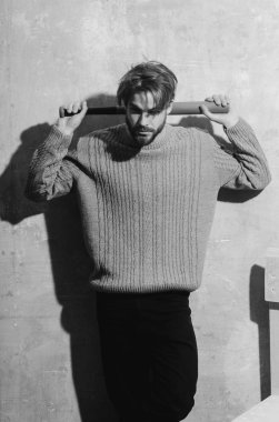 adam kazak ve kot beysbol sopası ile poz