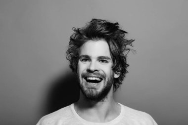 mutlu adam uzun şık uncombed saç, sabah ve berber dükkanı