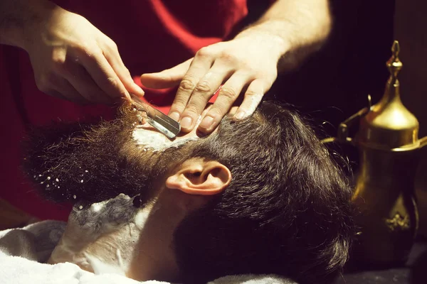 Γενειοφόρος άνδρας έχει ξύρισμα — Φωτογραφία Αρχείου