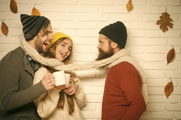 Amigos de otoño beben leche o vino caliente de la taza — Foto de Stock