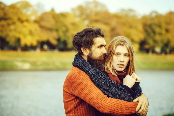 秋の公園の若いカップルは — ストック写真