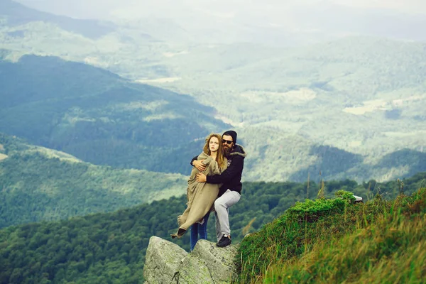 Dağ tepe üzerinde Romantik Çift — Stok fotoğraf