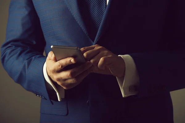 Mobiltelefon eller smartphone i manliga händer — Stockfoto