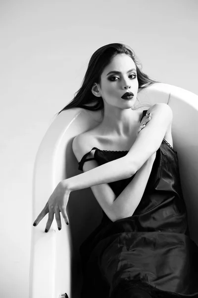 Witte badkuip en mooie jonge vrouw met zwarte lippen — Stockfoto