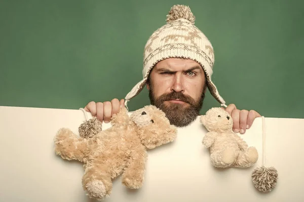 Hombre con barba larga agarre oso juguete . —  Fotos de Stock