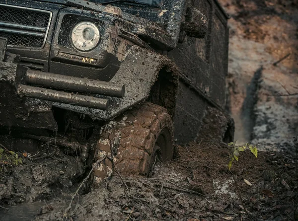 4x4 or 4WD car with wheels in mud — Stock Photo, Image