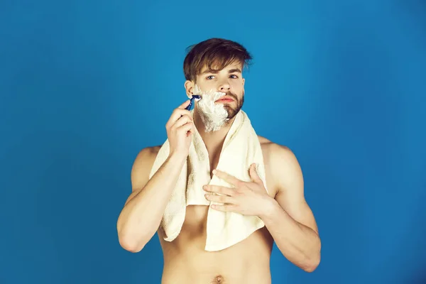 安全剃刀とシェービングひげを裸の胴体を持つ男のスキンケア — ストック写真