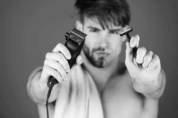 安全剃刀とハンサムな男の手に電気シェーバー — ストック写真
