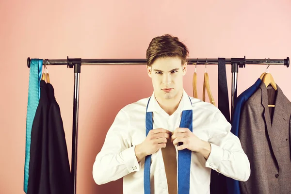 Hombre con camisa y corbata cerca de armario o colgador de compras — Foto de Stock