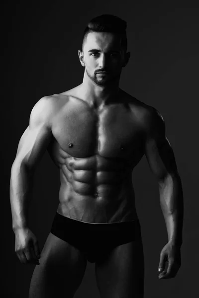 Sexy homem com muscular corpo em cuecas calças — Fotografia de Stock