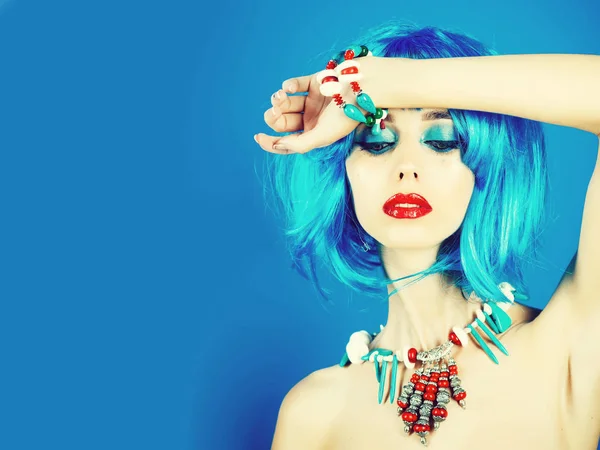 Kvinna med blå hår peruk och fashionabla makeup — Stockfoto