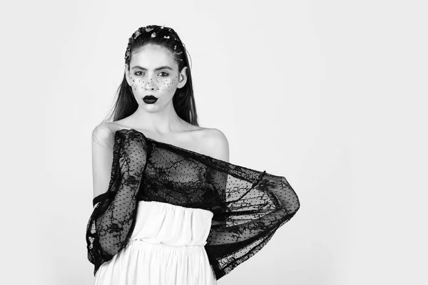 Mujer con maquillaje creativo posando con top de encaje negro — Foto de Stock