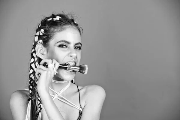 Mujer de moda en vestido gris posando en el estudio — Foto de Stock