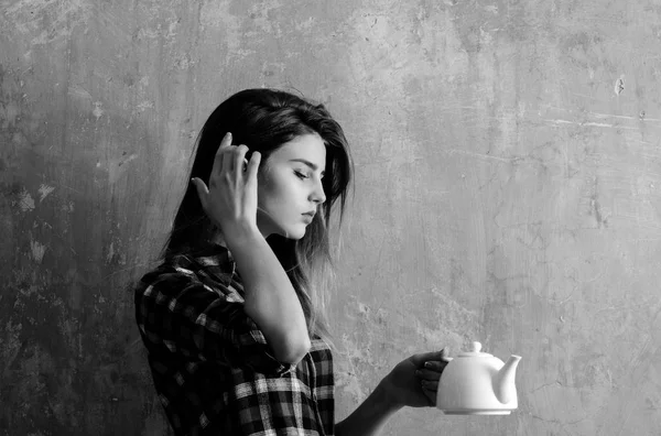 Menina bonita segurando panela de chá de cerâmica branca — Fotografia de Stock