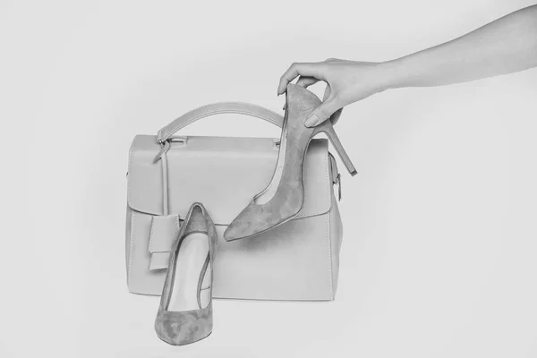 在白色背景的袋子被隔绝的手拿着鞋子 手袋和女式细高跟鞋的珊瑚色 皮革材料 配件概念 — 图库照片
