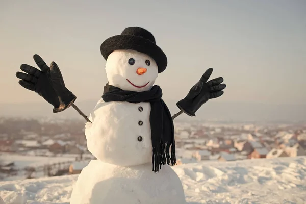 Sneeuwpop gentleman in winter zwarte hoed, sjaal en handschoenen. — Stockfoto