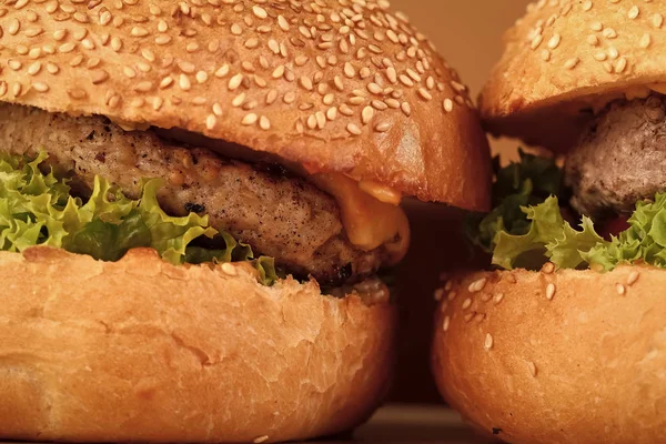 Un hamburger gustoso. Big gustosi hamburger freschi appetitosi di lattuga verde pomodoro rosso formaggio — Foto Stock