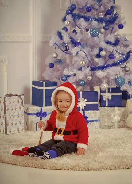 Christkind oder kleiner Junge am Weihnachtsbaum, Geschenkbox — Stockfoto