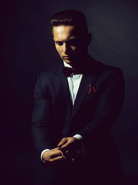 Junger sexy Gentleman — Stockfoto