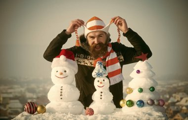 Şapka dizeleri elinde tutan adam