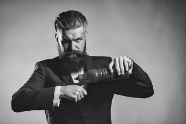 Ketçap şişesi ile sakallı adam