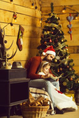 Sakallı Noel Baba ve kız okuma