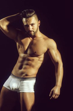 yakışıklı kaslı maço adam seksi sporcunun beden pantolon ile