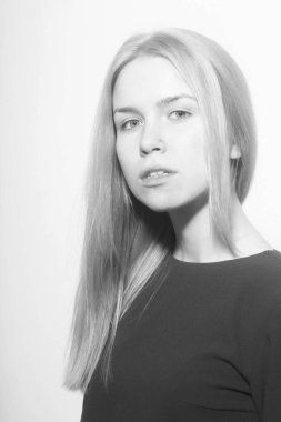 Kadın sevimli yüzü üzerinde hiç makyaj ile