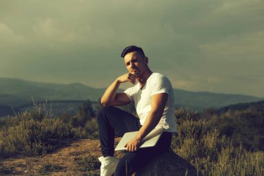 Dizüstü bilgisayar açık ile dalgın kaslı adam