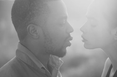 Kadın ve Afro-Amerikan erkek öpmek, yaz tatili hazır