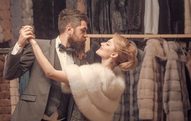 alışveriş merkezinde mutlu şık genç Çift