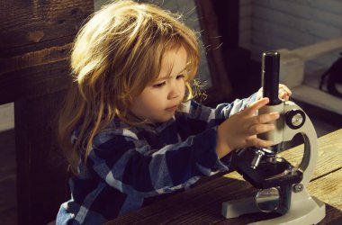 çocuk öğrenci işyerinde mikroskopla