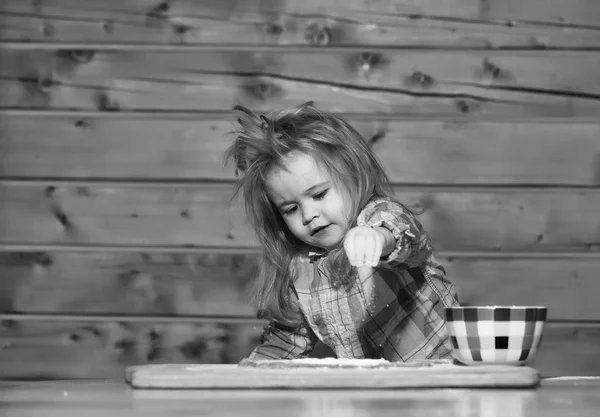 Słodkie dziecko gotowanie z ciasta, mąki i miski na drewno — Zdjęcie stockowe