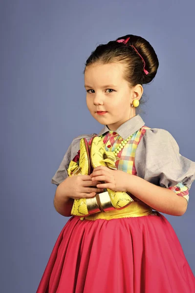 Retrato de menina muito pequena criança com cabelo comprido. potrait de criança menina — Fotografia de Stock