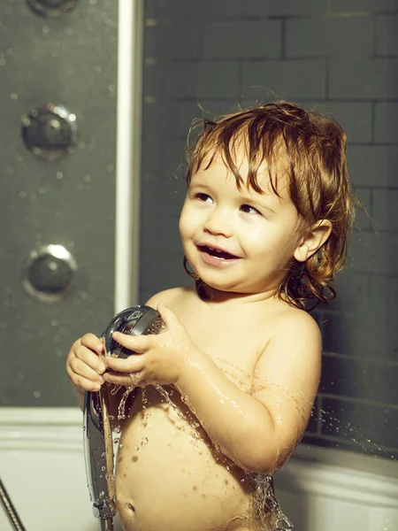 Menino pequeno no chuveiro — Fotografia de Stock