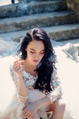 Şık düğün salonu gelin için bekliyor. Mutlu Gelin düğünden önce. Harika gelin kıyafeti. Güzel gelinlik butik. kadın düğün için hazırlanıyor. Mutlu an. Gelecekteki yaşam