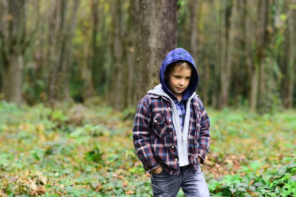 Парень из моды. Маленький ребенок в осеннем лесу. Парень со своим стилем. Осенние модные тенденции для маленьких детей. Casual and lively — стоковое фото
