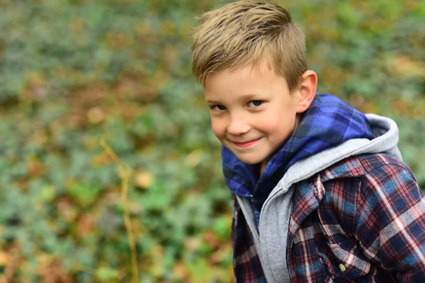 Att vara lycklig. Lycklig pojke. Liten pojke glada leende utomhus. Litet barn ha roligt på frisk luft. Värnar om alla dina lyckliga stunder — Stockfoto