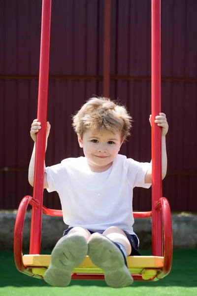 Zijdeachtige glans. Jongenskind met korte kapsel. Klein kind met stijlvolle kapsel. Kleine jongen met blond haar. Kinderen haarverzorging routine. Gezonde Haarverzorging gewoonten. Helpen haar gevoel zacht en glad — Stockfoto