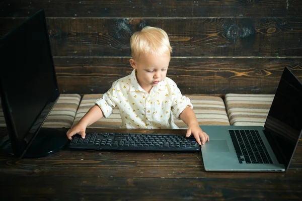 Klein kind gebruik innovatie in het onderwijs. Babyjongen te typen op het toetsenbord van de computer, de technologische innovatie — Stockfoto
