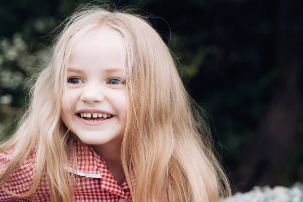 Cabelo saudável perfeito. A menina usa cabelo comprido. Menina pequena com cabelo loiro. Criança feliz com um sorriso adorável. Criança pequena feliz sorrindo. Boa risada e estou feliz — Fotografia de Stock