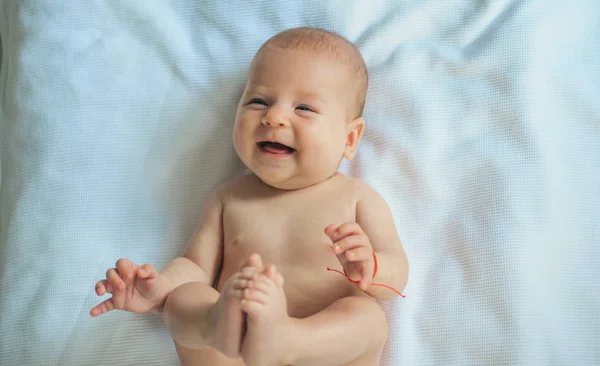 Aranyos mosoly. Boldog újszülött. Újszülött babaápolási. Boldog baba gyermek gondozása. Gondozása a jövőben — Stock Fotó